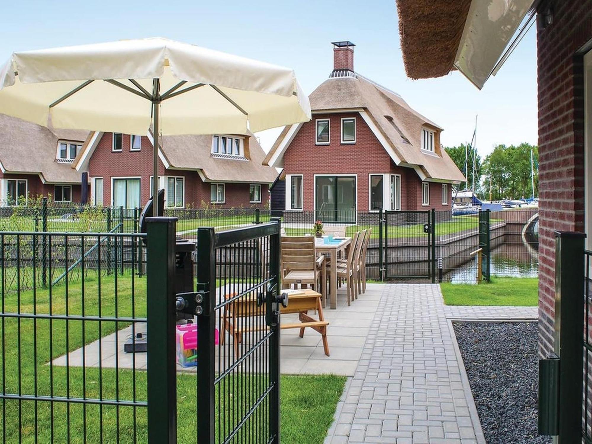 Atmospheric Villa With Nice Garden In A Holiday Park At The Water In Friesland Idskenhuizen Buitenkant foto